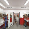 The sanitary facilities at the girls' school in Hanau are also pretty cool. The contemporary red is the perfect match for the girls' "joie de vivre". 