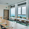 Außerhalb der Ferienzeiten nutzen Unternehmen die inspirierende Umgebung für Tagungen, Konferenzen oder laden zu Seminaren ein. (Foto: Rhön Park Hotel)