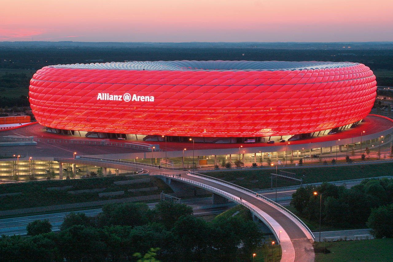 Veliki projekt izgradnje Allianz Arene u Münchenu uključujući i trenutno najveće parkiralište u Europi dovršen je u utvrđenom vremenskom roku. Na području sanitarnih instalacija i instalacija pitke vode, Viega asortiman proizvoda donio je tomu značajan doprinos.