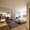 Feinstes, gleichzeitig aber absolut zurückhaltendes und klares Wohnambiente zeichnet die Zimmer und Suiten im „Gasthof Zufriedenheit“ aus.