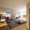 Feinstes, gleichzeitig aber absolut zurückhaltendes und klares Wohnambiente zeichnet die Zimmer und Suiten im „Gasthof Zufriedenheit“ aus.