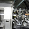 Höchste Präzision: die Umformung des extrem dünnen Edelstahl-Bandmaterials zum perfekt runden, dann stumpf geschweißten Rohr. (Foto: Viega)