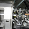 Höchste Präzision: die Umformung des extrem dünnen Edelstahl-Bandmaterials zum perfekt runden, dann stumpf geschweißten Rohr. (Foto: Viega)