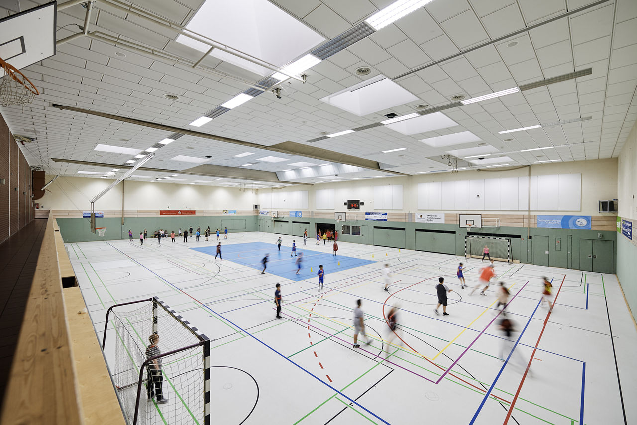 In der Alfred-Berg-Sporthalle in Schwerte kommen automatische Spülstationen mit Viega Hygiene+ Funktion zum Einsatz.