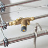 Für die saubere Temperaturhaltung in den Trinkwarmwasser führenden Rohrleitungen wurden thermisch gesteuerte Easytop-Strangregulierventile installiert.