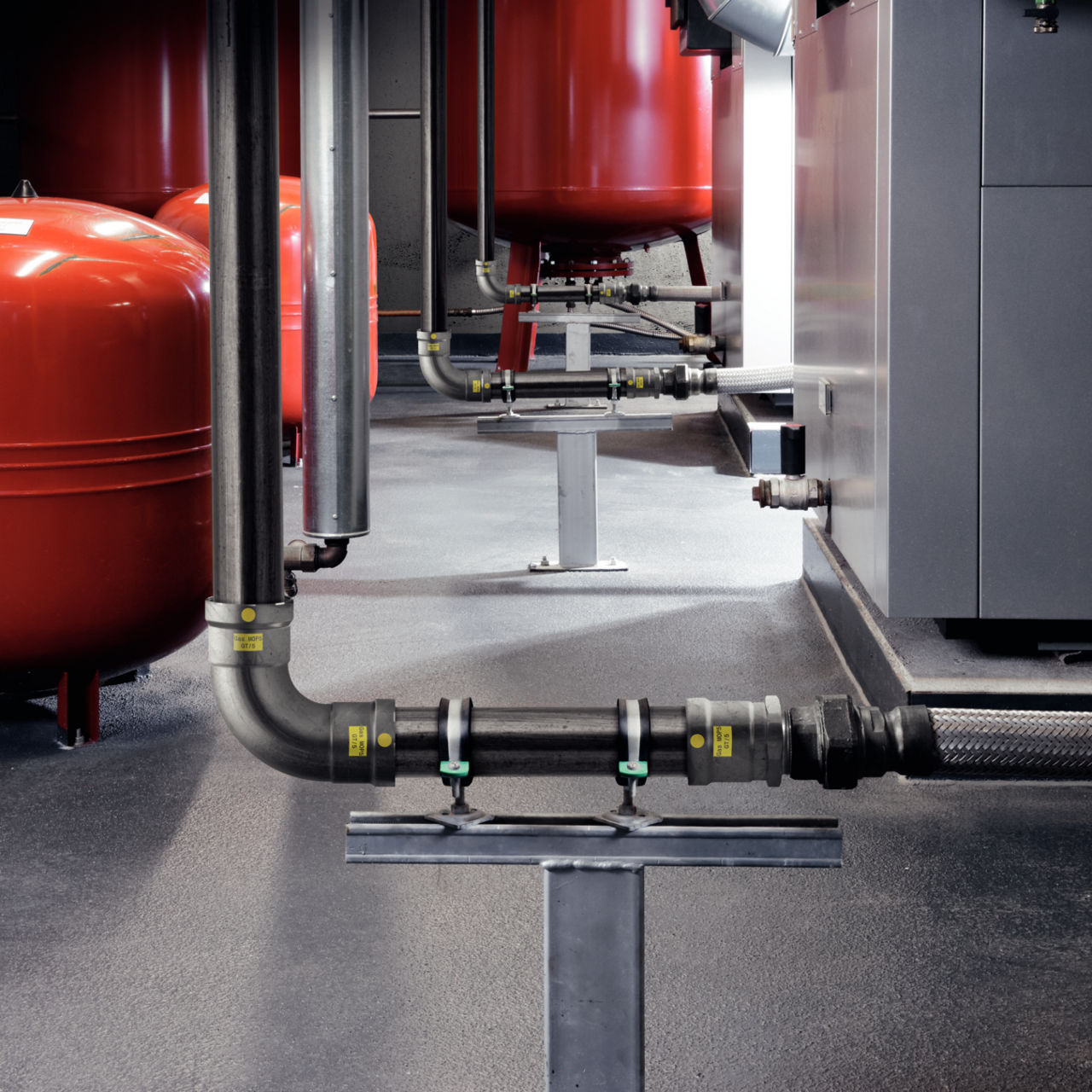 Pressverbindungstechnik, hier das Rohrleitungssystem Megapress G in einer industriellen Großanlage, ist jetzt ausdrücklich auch für Gas-Installationen zugelassen.