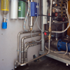 La tecnica a pressare e la sicurezza del sistema SC-Contur dei raccordi della serie Sanpress Inox ha consentito di realizzare la complessa rete di collegamenti all’interno del locale tecnico ed un sicuro collaudo e funzionamento delle apparecchiature. (Foto: Viega)