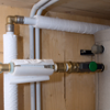 Valvole Viega Easytop nel punto di collegamento del pressostato inverter per la distribuzione dell’acqua sanitaria ed al serbatoio inerziale della pompa calore elettrica. (Foto: Viega)