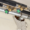 Um eine korrekte Absperrung der Anlage zu ermöglichen, wurden entlang der Steigleitungen an den Geschossverteilungen Easytop-Freistromventile von Viega installiert. In Kombination mit Easytop-Probenahmeventilen ermöglichen sie zudem eine regelmäßige Beprobung des Trinkwassers.