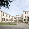 Das Institut Divina Provvidenza Madre Michel in Alessandria, Italien. Im Zuge einer umfangreichen Sanierung der technischen Anlagen wurde die dortige Trinkwasser-Installation mit den Viega Rohrleitungssystemen Sanpress Inox und Raxofix realisiert…