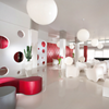 Die Gemeinschaftsräume des Hotels Mexico in Cesenatico, Italien, erscheinen besonders frisch und sommerlich dank der Verwendung von weißen und leuchtend roten Farben sowie einiger Designobjekte. (Foto ©Hotel Mexico)