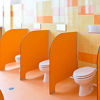 Bei den neuen Toiletten eines Kindergartens in Lissone, Italien, ging es vor allem darum, eine einfache Bedienung und Hygiene für die Kleinen zu gewährleisten. Die ideale Lösung boten die Visign for Public-Betätigungsplatten mit Fernauslösung von Viega in Kombination mit WC-Vorwandblöcken des Systems Viega Mono Slim. 