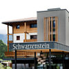 Das Hotel Schwarzenstein in Südtirol, Italien, zeichnet sich durch Eleganz und Wärme aus – nicht nur von außen und in der Empfangshalle. Das Hotel bietet Gastlichkeit, Entspannung und Wellness auf hohem Niveau. 