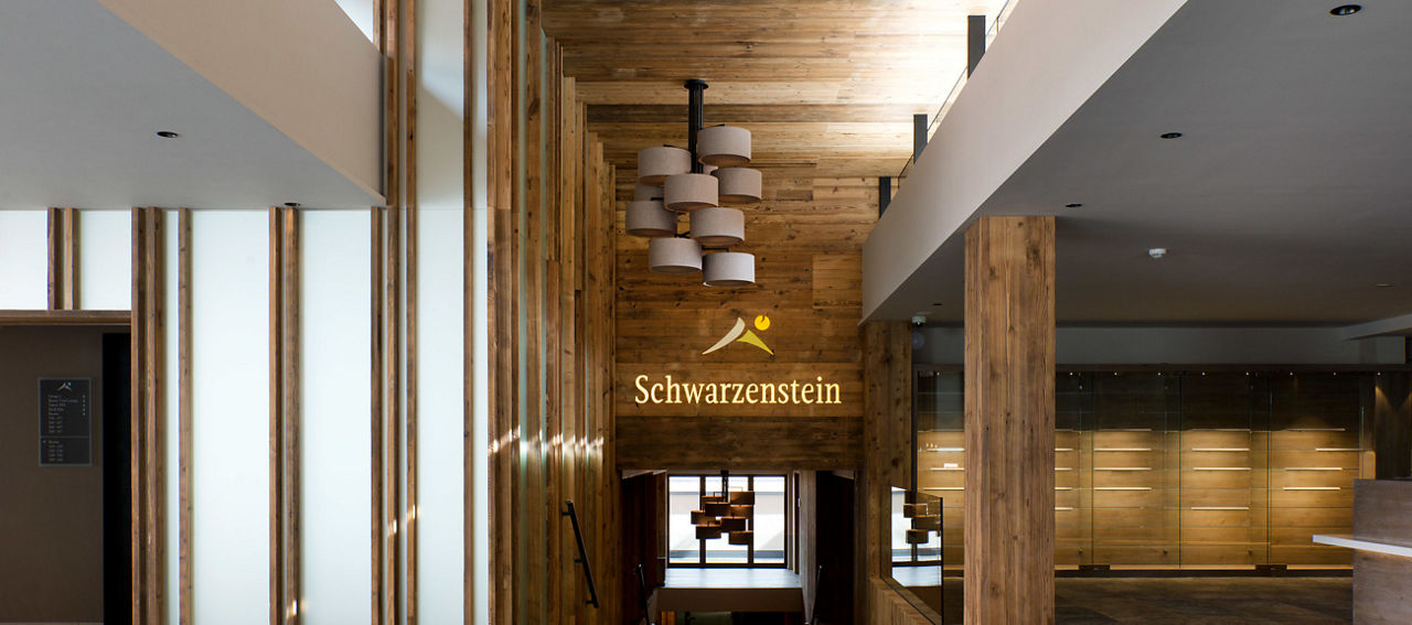 Das Hotel Schwarzenstein in Südtirol, Italien, zeichnet sich durch Eleganz und Wärme aus – nicht nur von außen und in der Empfangshalle. Das Hotel bietet Gastlichkeit, Entspannung und Wellness auf hohem Niveau. 