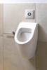 Hygiene und Ästhetik der Urinale sind durch die Viega Visign for More 100-Betätigungsplatten mit Auslösung über Infrarotsensor gewährleistet. 