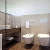 Bidet und WC wurden mit den Viega Eco Plus-Vorwandelementen installiert. Die WC-Betätigungsplatten sind aus der Visign for Style 12-Serie von Viega. 