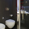 Viega's Visign voor meer 102 vlakke platen in zwart glas zijn gebruikt in de badkamers van de themasuites van het Berg Luxury Hotel.