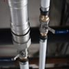 Pro instalaci rozvodů teplé a cirkulační vody je použita kombinace systémů Sanpress Inox a Smartpress.
