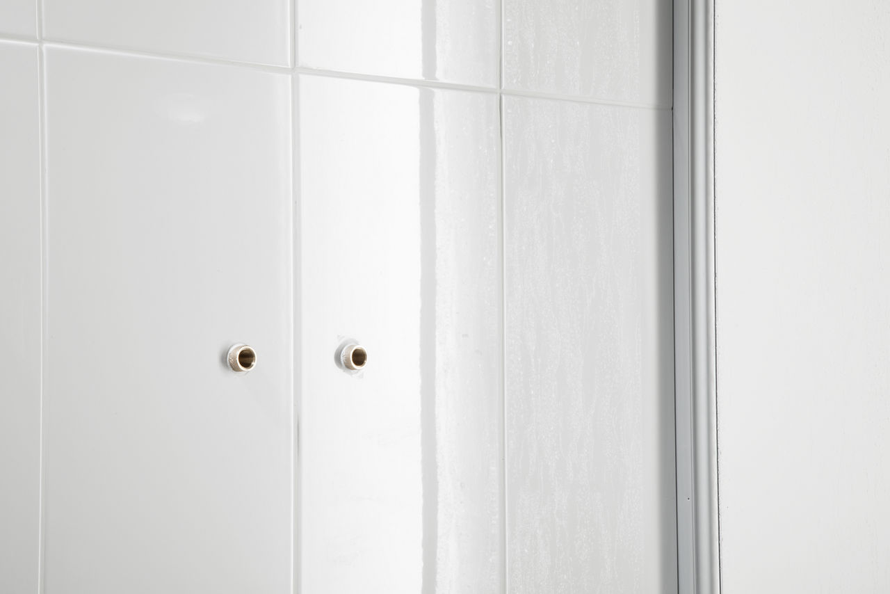 Twee muurplaten zijn naast elkaar ter hoogte van de douche-mengkraan in de wand verwerkt. Deze is inmiddels betegeld.
