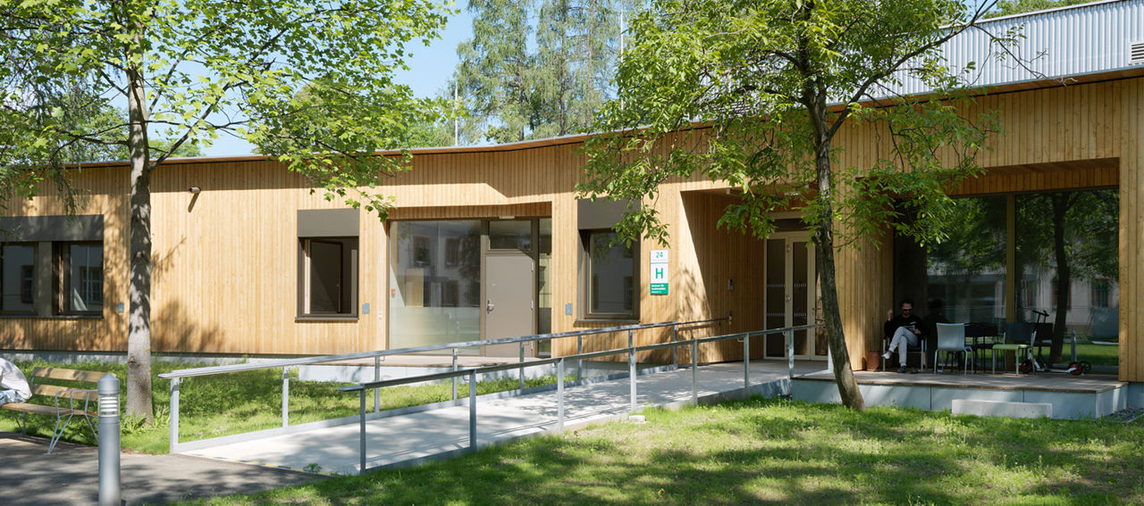 In der neuen „Station H1” in Graz sind die Trinkwasserleitungen komplett in Edelstahl ausgeführt – wie es die KAGes-Richtlinie zum Erhalt der Trinkwassergüte verlangt. (Foto: © paul ott photografiert)