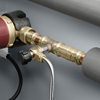 Eine praktische Kombination, um Probenahmestellen in Trinkwasser-Installationen nachzurüsten: Das Easytop-Probenahmeventil mit Auslaufrohr und das Sanpress-T-Stück G¼, das mit der Schiebemuffe einfach in die Rohrleitung eingesetzt wird. (Foto: Viega)