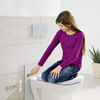Das neue Eco Plus WC-Element von Viega bietet Flexibilität und Komfort für jedes Alter. Per Knopfdruck und ganz ohne Elektronik ist das WC stufenlos in der Höhe verstellbar. (Foto: Viega)