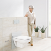 Das neue Eco Plus WC-Element von Viega bietet Flexibilität und Komfort für jedes Alter. Per Knopfdruck und ganz ohne Elektronik ist das WC stufenlos in der Höhe verstellbar. (Foto: Viega)
