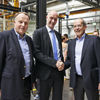 Auch Lennestadts Bürgermeister Stefan Hundt (M.) konnten Heinz-Bernd Viegener (r.) und Walter Viegener zum 50-jährigen Jubiläum des Viega-Werks in Elspe begrüßen.