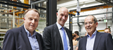 Auch Lennestadts Bürgermeister Stefan Hundt (M.) konnten Heinz-Bernd Viegener (r.) und Walter Viegener zum 50-jährigen Jubiläum des Viega-Werks in Elspe begrüßen.