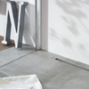Flexibilität, Minimalismus und starke Leistung: Die Duschrinne Advantix Vario von Viega überzeugt in optischer als auch in technischer Hinsicht. (Foto: Viega)