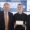 Gratulation und Geschenk von Heinz-Bernd Viegener (r.) und Walter Viegener für den 22-jährigen Viega Facharbeiter Tobias Bornschein, der von der WM der Berufe in Leipzig als Vizeweltmeister zurückgekehrt ist. (Foto: Viega)