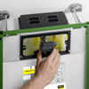 Der Spülkasten ist werkseitig für eine Betätigung von vorn vorinstalliert. Durch Versetzen der Kombi-Mechanik kann mit wenigen Handgriffen auf eine Auslösung von oben umgestellt werden. 