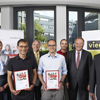 Dank der Deutschen Knochenmarkspenderdatei von Maike Hornberg an Joachim Killinger und  Axel Hoffmann ( 2. Reihe v. l.) sowie Mike Wilhelm, Christian Dingerkus und  Walter Viegener und Heinz-Bernd Viegener (1. Reihe v. l.). 