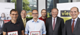Dank der Deutschen Knochenmarkspenderdatei von Maike Hornberg an Joachim Killinger und  Axel Hoffmann ( 2. Reihe v. l.) sowie Mike Wilhelm, Christian Dingerkus und  Walter Viegener und Heinz-Bernd Viegener (1. Reihe v. l.). 