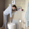 Gewürdigt mit der Prämienauszeichnung „Focus Gold“ des Internationalen Designpreis Baden-Württemberg: Das Eco Plus-WC-Element von Viega. Per Knopfdruck lässt sich die Keramik jederzeit und stufenlos bis zu 8 Zentimeter in der Höhe verstellen. (Fotos: Viega)