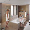 Bodengleiche Dusche und Badewanne sind ein Muss in einem Komfortbad. Denn sie schaffen für jede Generation optimale Nutzungsbedingungen. Intelligente Produkte – zum Beispiel an der Badewanne - erleichtern das Leben und sind kinderleicht zu bedienen. (Foto: Viega)