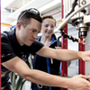 Steve Müller, der für Deutschland im Wettbewerb der Polymechaniker bei der WM der Berufe in Sao Paulo startet, trainiert seit Monaten in der Lehrwerkstatt bei seinem Ausbildungsbetrieb Viega im thüringischen Großheringen. Marie-Luise Hörisch freut sich sechs Jahre nach ihrer Teilnahme bei den WorldSkills in Calgary auf ihre neue Aufgabe als Teamleader der deutschen Mannschaft.