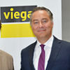 Stephan Stracke, Geschäftsführer des Arbeitgeberverbandes für den Kreis Olpe, gratuliert Peter Schöler, Geschäftsbereichsleiter Personal (r.), und Daniel da Silveira, verantwortlich für Personalmarketing und Rekrutierung bei Viega, zu der Auszeichnung „Familienfreundliches ME-Unternehmen NRW“.