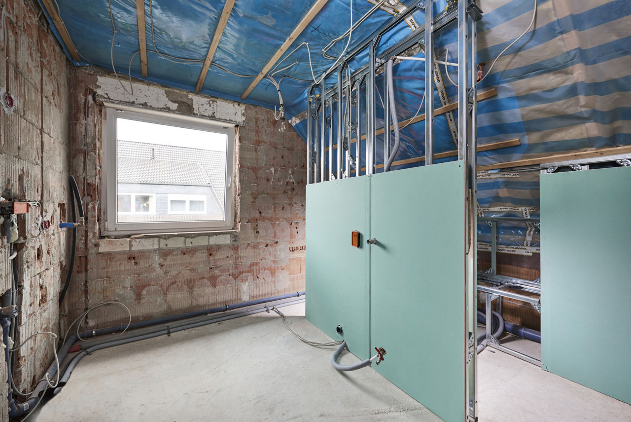 Bauphase: Die Vorwandinstallationselemente werden aufgebaut und sind hier bereits teilweise verplankt. (Foto: Viega)