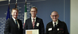 „Sie ermöglichen das ehrenamtliche Engagement, das zum Wohl unserer Gesellschaft beiträgt“, sagte NRW-Innenminister Ralf Jäger bei der Preisübergabe an Andreas Brockow (M.), Mitglied der Viega-Geschäftsleitung, und Viega-Mitarbeiter Peter Reuter (r.), Feuerwehrmann der Löschgruppe Elspe. 