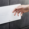 Zwei waagerechte, satinierte Nute symbolisieren bei Visign for More 105 sensitive die elektronisch gesteuerte berührungslose Auslösung. (Foto: Viega)