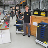 Die beiden Rollcontainer mit dem Werkzeug für den Wettbewerb der Polymechaniker in Abu Dhabi sind bereits gepackt und warten auf die Verschiffung. Vor Darius Fauer liegen noch einige Wochen intensiven Trainings in der neuen Lehrwerkstatt (im Hintergrund) bis sein Flieger zur WM der Berufe 2017 geht. (Foto: Viega)