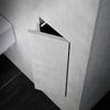 Schönes und praktisches Detail: Ein integriertes Schränkchen für die WC-Bürstengarnitur. (Foto: Viega)