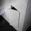Schönes und praktisches Detail: Ein integriertes Schränkchen für die WC-Bürstengarnitur. (Foto: Viega)