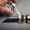 Das neue Lecksuchspray von Viega ist speziell für die Anforderungen von Gebäudeinstallationen entwickelt worden. Zum Beispiel muss der Sprayauftrag nicht mehr abgewaschen werden. Denn die Materialverträglichkeit mit allen Viega-Rohrleitungssystemen hat das Unternehmen erfolgreich geprüft. (Foto: Viega)
