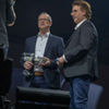 Viega-Trainingsleiter Dieter Hellekes (li.) und der Kabarettist Christoph Brüske stellten im launigen Dialog die Viega-Innovationen vor – und bezogen dabei immer wieder gekonnt das fachkundige Publikum mit ein. (Foto: Viega)