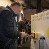 In der Pause und nach der Show hatten die Besucher in der Hamburg Messe die Gelegenheit, sich die Viega-Neuheiten an den gewissermaßen direkt von der Welt-Leitmesse ISH mitgebrachten Produktpräsentationen im Detail anzuschauen. (Foto: Viega)