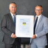 Übergabe des Zertifikats „Ausgezeichneter Arbeitgeber“ (v. l.): Peter Schöler, Chief Human Resources Officer und Mitglied der Geschäftsführung der Viega Holding GmbH & Co. KG und Dr. Jörg Schlösser, Geschäftsführung TÜV Rheinland Cert GmbH (Foto: Viega)
