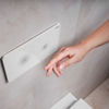Maximale Hygiene: Die neue elektronisch gesteuerte WC-Betätigungsplatte Visign for Style 25 sensitive von Viega löst die Spülung komplett berührungslos aus. Das Design überzeugt durch eine gekonnte Balance zwischen Form, Funktion und Technik. (Foto: Viega)