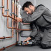 Mit der „Pressgun Picco 6 Plus“ kann dank Inline-Bauform und einem Gewicht von lediglich 1,6 kg selbst unter extrem beengten Platzverhältnissen einhändig gearbeitet werden.. (Foto: Viega)
